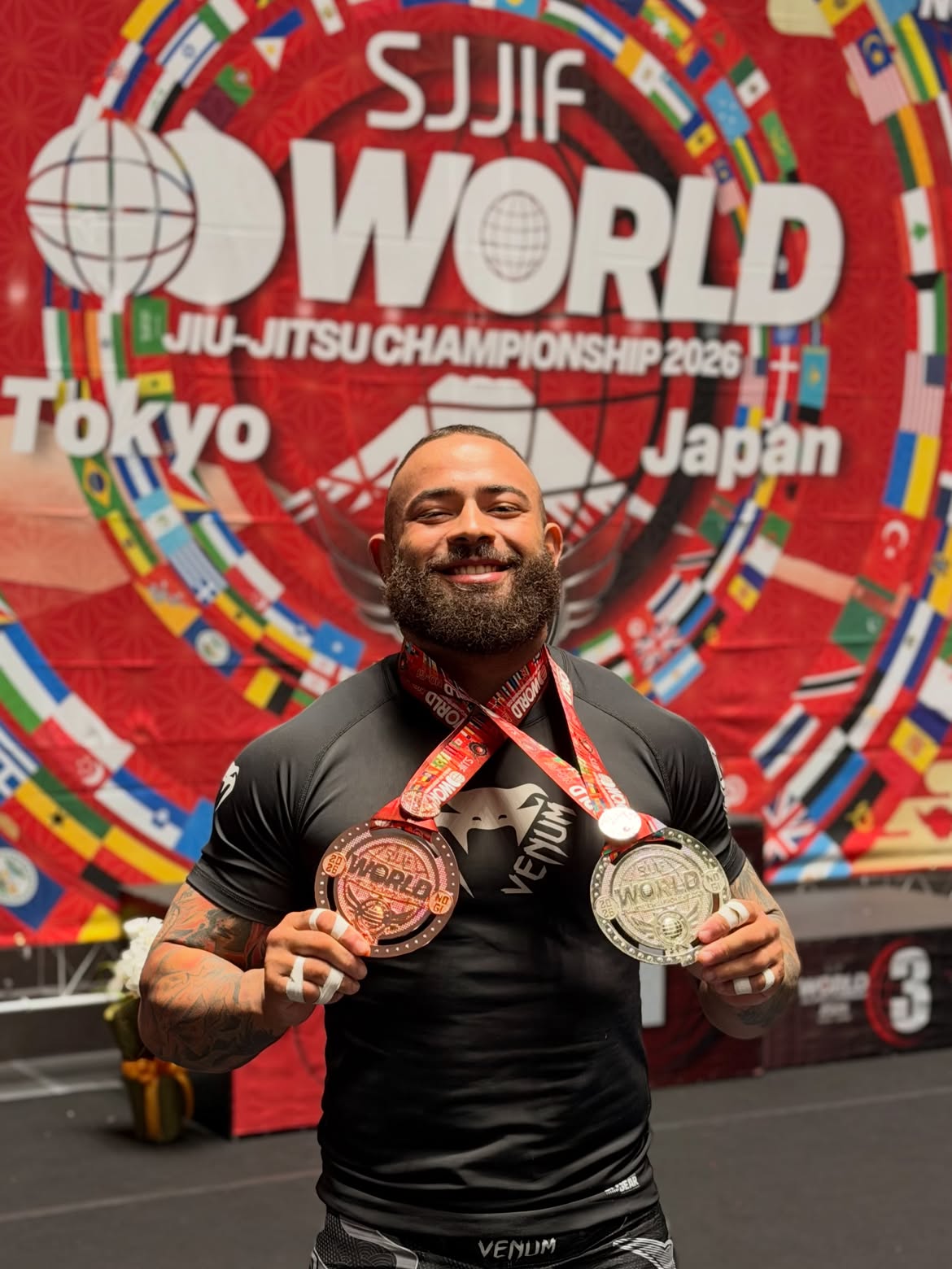 Uriel Meneses com as medalhas de prata e bronze do Mundial SJJIF 2026, em Tóquio